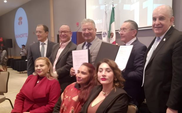 Norberto Morales Poblete al reunirse con empresarios de Coparmex Metropolitano