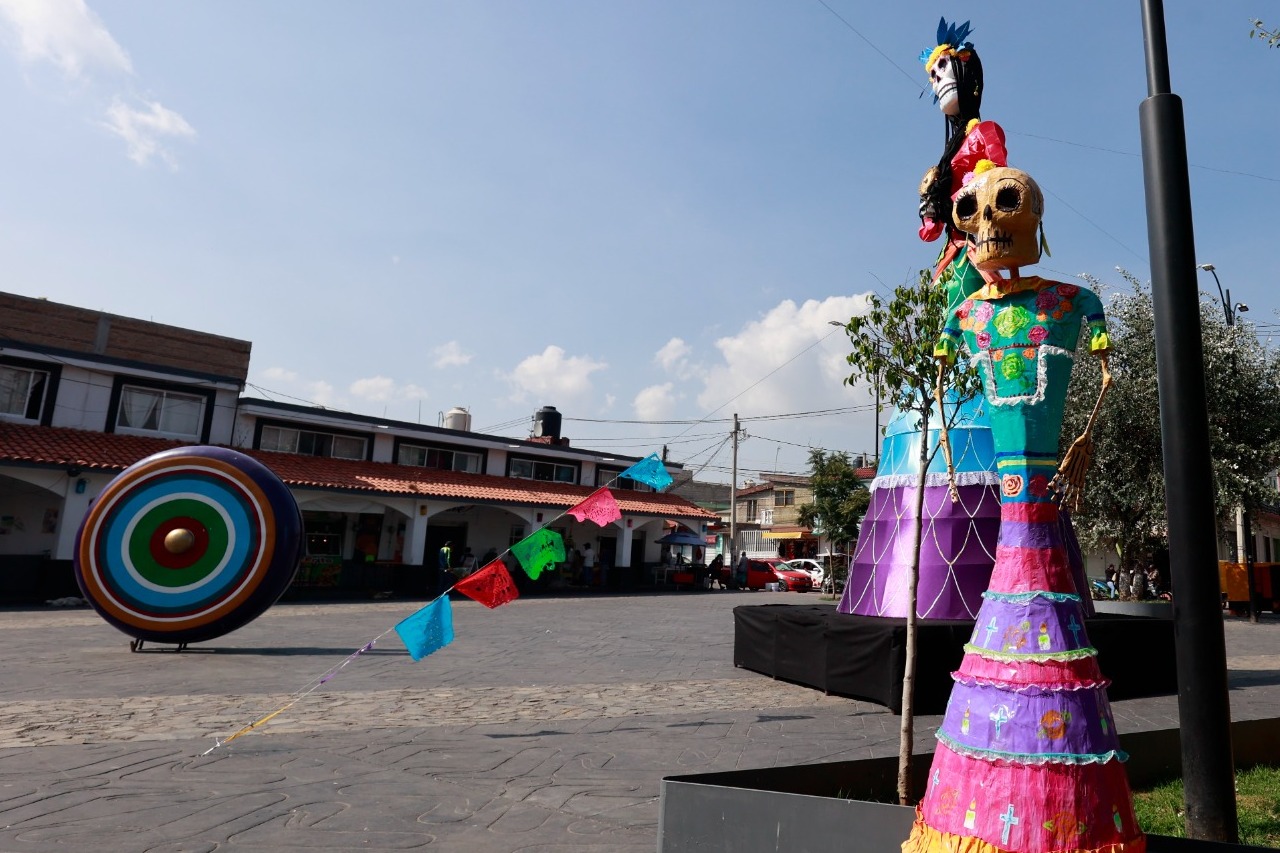 Las catrinas y catrines pueden apreciarse en distintos puntos del municipo. Foto Alejandro Vargas