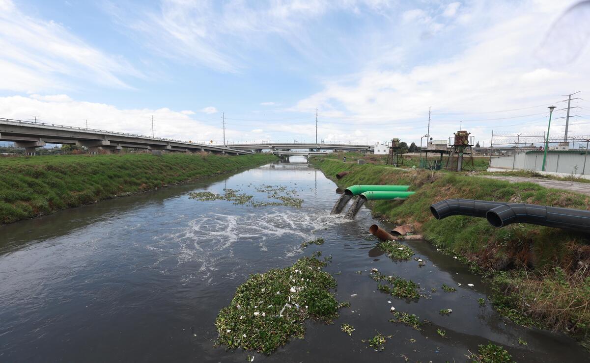 Equipos trabajan sin descanso en el desazolve de drenajes en San Mateo Atenco / Foto: Arturo Hernández