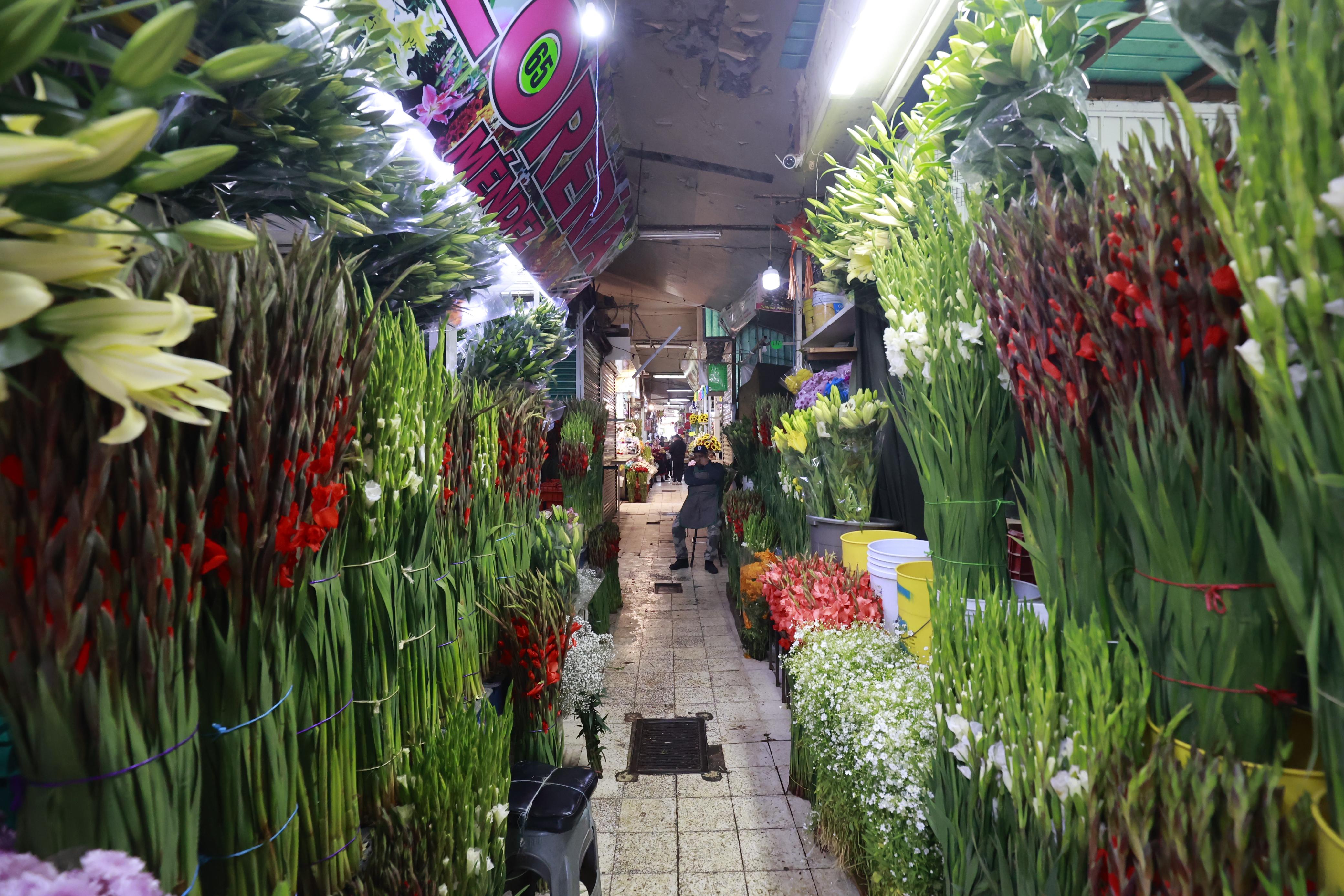 Las flores son un elemento principal para decorar las tumbas y las ofrendas de los Fieles Difuntos en la celebración del Día de Muertos. Foto: Alejandro Vargas