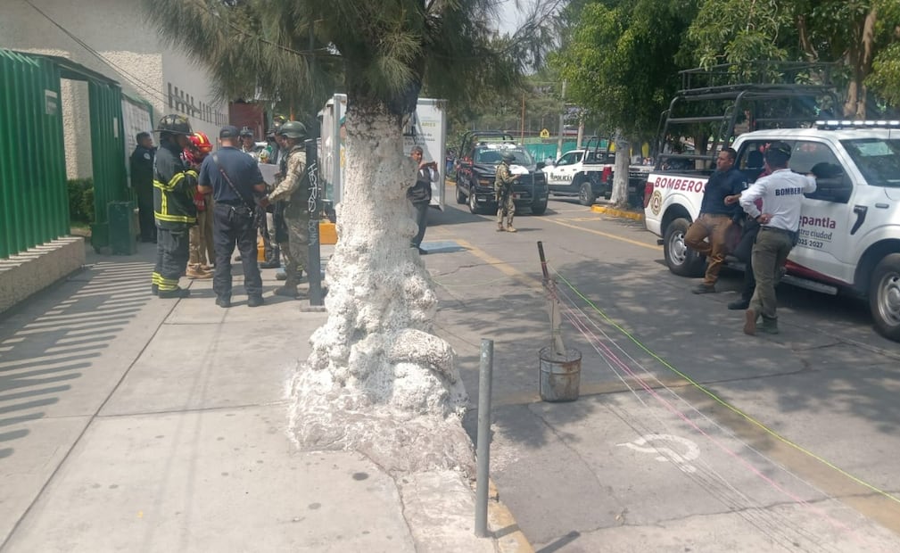 Elementos de la Guardia Nacional y la Policía Estatal resguardaron el perímetro de la clínica durante la inspección. Foto Especial