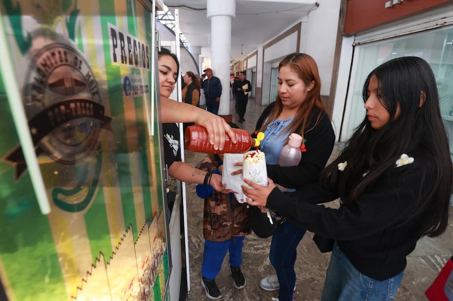 Blanca Fernández, representante de la tercera generación, relata cómo su abuelo Ernesto inició el negocio en 1946. Foto Alejandro Vargas / El Universal