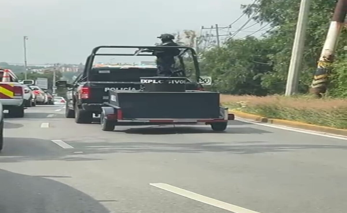 En el lugar se encuentran unidades de la policía especializada en explosivos, escoltadas por elementos municipales. Foto: Especial