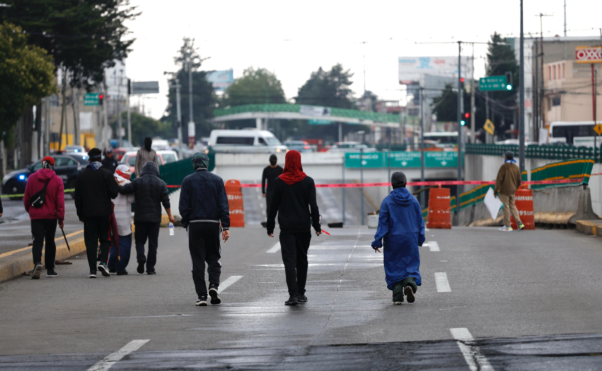 Caos en Toluca: Alumnos de la UAEMéx toman Paseo Tollocan exigiendo diálogo con la dirección tras acusaciones de imposición en votación. Foto: Arturo Hernández