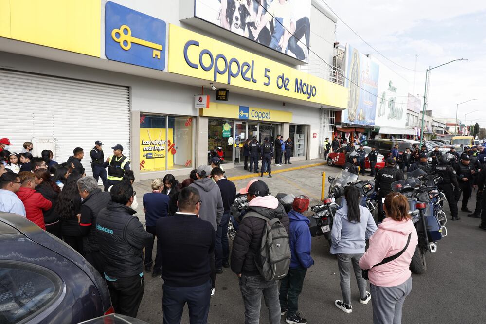 La tienda fue resguardada por elementos policiacos. Foto Especial