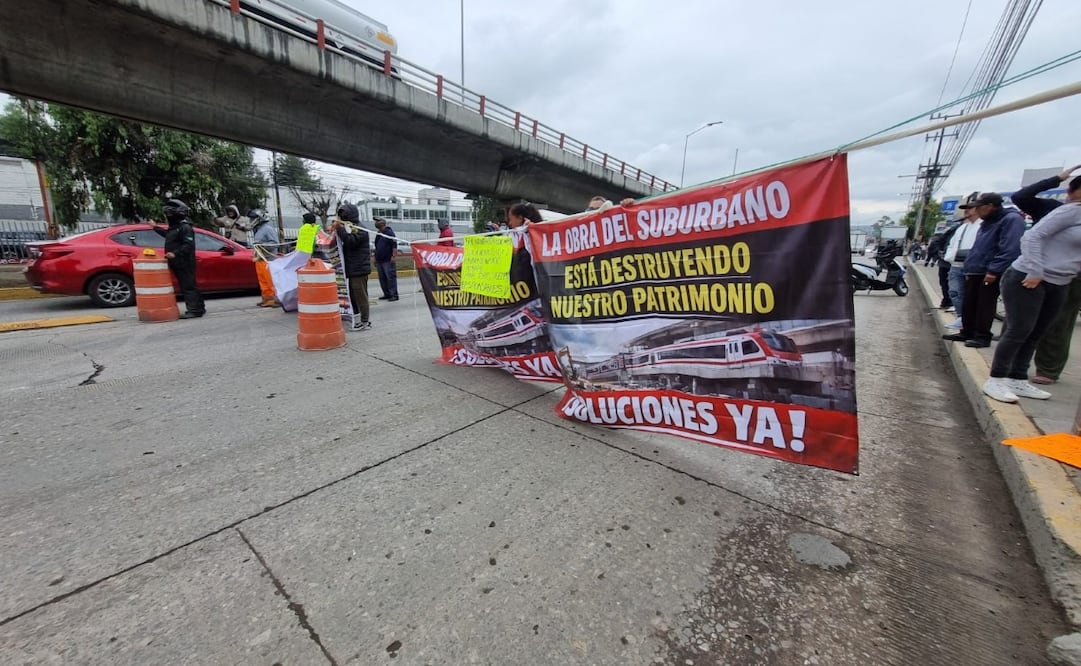 Los vecinos iniciaron su protesta alrededor de las 8:00 de la mañana con un bloqueo en el acceso a la estación Cueyamil del Tren Felipe Ángeles. Foto. Arturo Contreras. El Universal