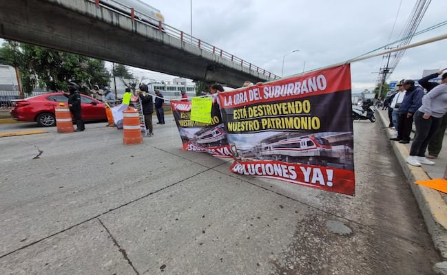 ¡Escala protesta vecinos de Tultitlán! Vía López Portillo permanece bloqueada; toma previsiones