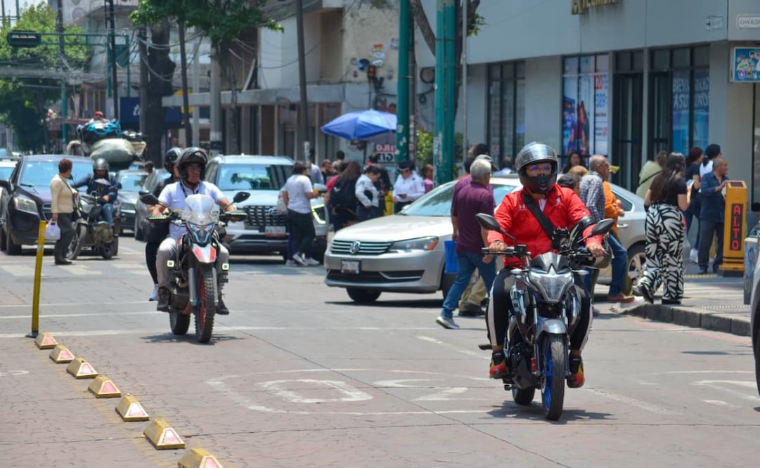 El uso correcto del casco, botas y chamarra de protección es vital para reducir fracturas mortales en temporada de lluvias. Foto Especial