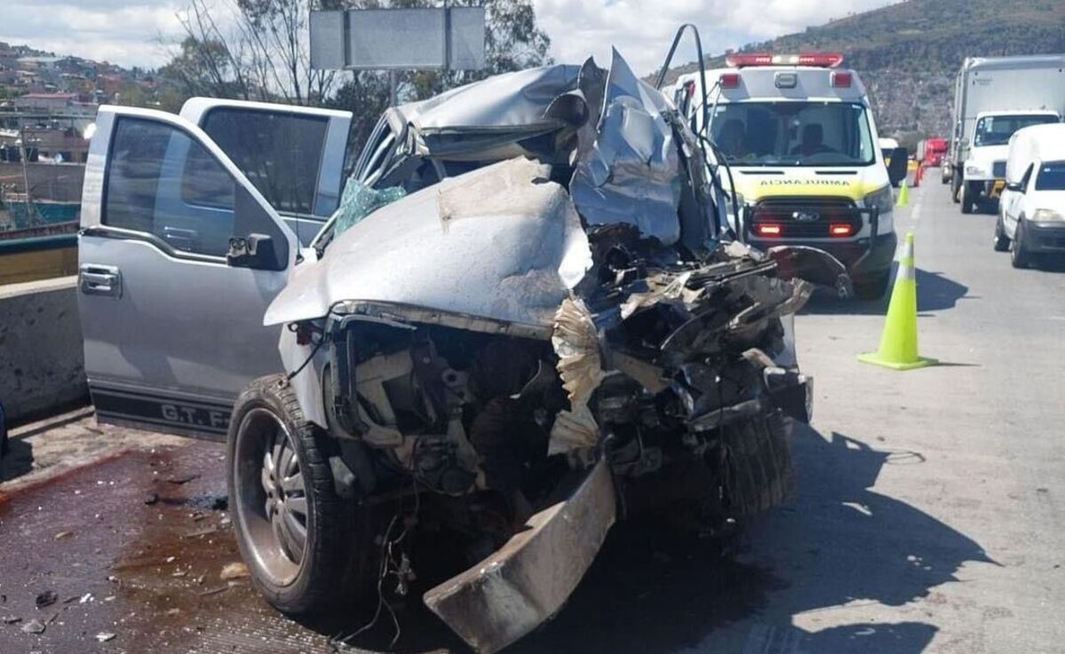 Accidente en autopista Naucalpan-Ecatepec, Tlalnepantla, Edomex. Camioneta choca contra camión, un muerto y varios heridos