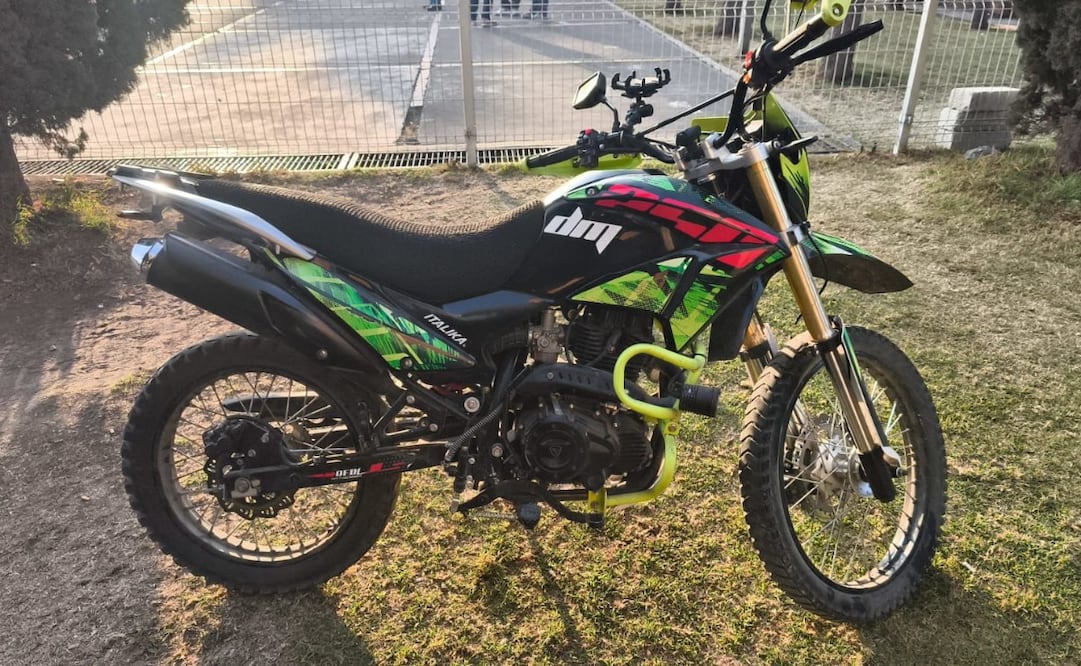 Durante la detención, fue asegurada una motocicleta, luego de que los presuntos delincuentes intentaran huir y se impactaran en una patrulla. Foto. Especial