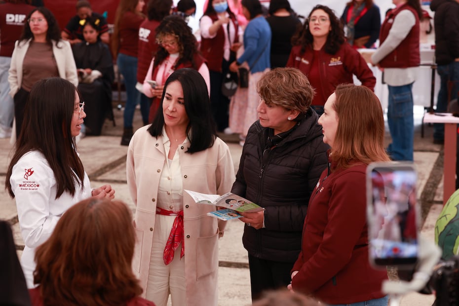 En el Parque Metropolitano Bicentenario de Toluca también se entregaron sillas de ruedas, bastones y andaderas. Foto. Alejandro Vargas. El Universal