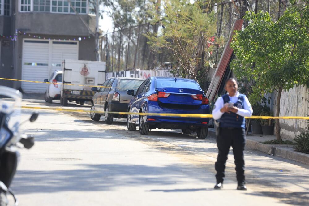 Elementos de la FGJEM y peritos de la Ciudad de México realizaron el traslado de la unidad para iniciar las pruebas periciales. Foto Francisco Rodríguez / El Universal