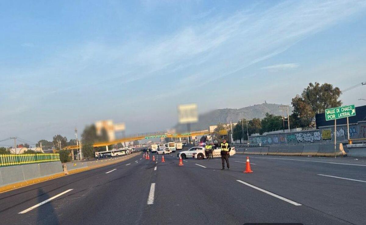 Los integrantes de la Asociación de Transportistas realiza un bloqueo en la autopista México-Puebla, a la altura del kilómetro 32. Foto: Especial