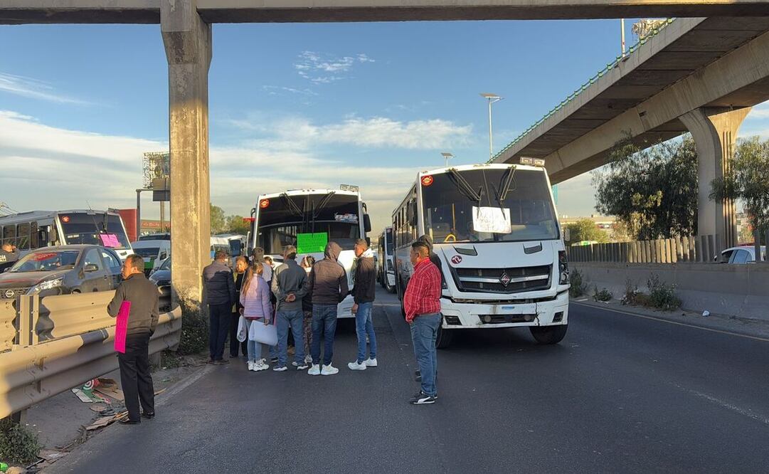 Transportistas bloquean la carretera México-Querétaro, a la altura de Perinorte / Foto Arturo Contreras