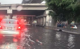 Colapsa Periférico Norte: reportan inundaciones en Tlalnepantla y vehículo varado en Perinorte