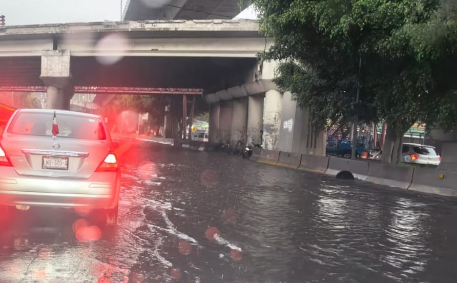 Colapsa Periférico Norte: reportan inundaciones en Tlalnepantla y vehículo varado en Perinorte