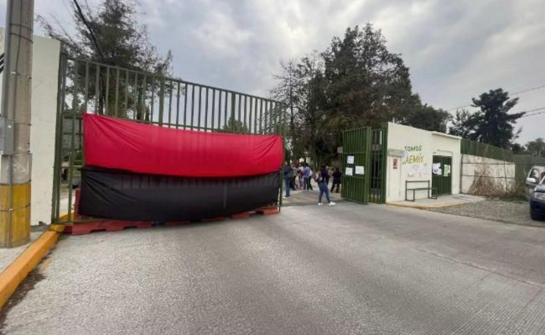 Las banderas rojinegras fueron colocadas en los accesos al plantel ubicado en Texcoco. Foto. Especial