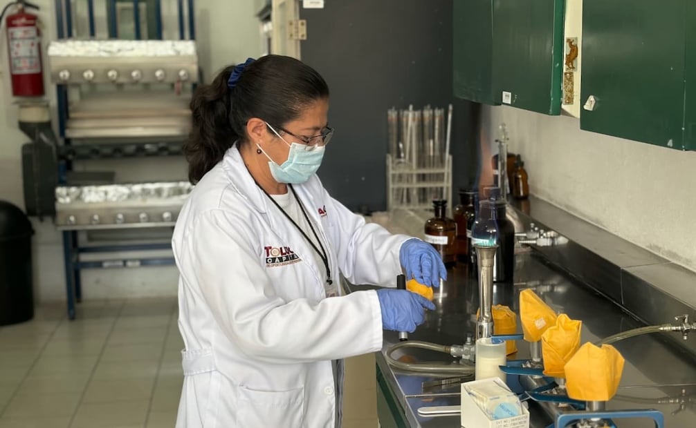 Los análisis incluyen evaluaciones microbiológicas y fisicoquímicas del agua. Foto especial