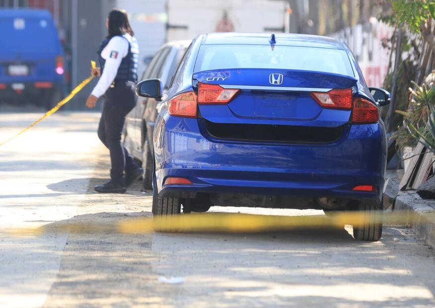 El automóvil, que presentaba daños visibles, fue abandonado apenas dos días después del trágico incidente en Periférico Oriente. Foto Francisco Rodríguez / El Universal