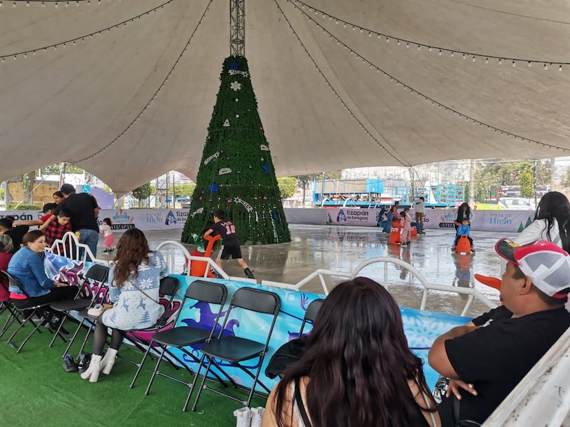 Con entusiasmo y esfuerzo, niñas y niños experimentan por primera vez el patinaje sobre hielo bajo la mirada atenta de sus padres. Foto Gisela González / El Universal