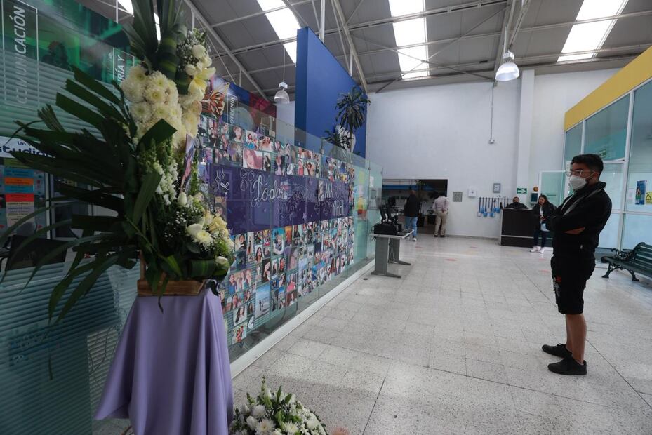 La fotografía de Ana Karen se puede apreciar en un arreglo floral blanco. Foto. Alejandro Vargas. El Universal