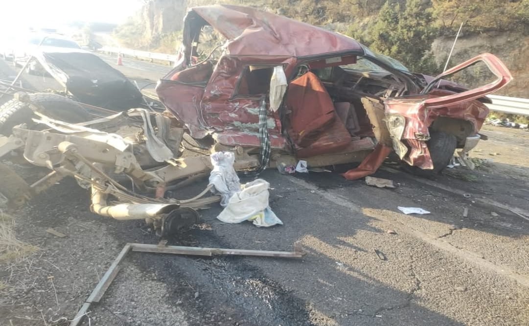 Cuatro personas resultaron lesionadas tras un fuerte accidente en la carretera Atlacomulco–Maravatío. Foto: Especial