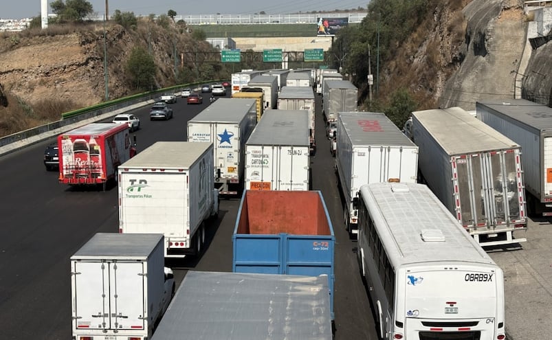 ¡Caos total en San Martín Obispo! Filas de 5 km atrapan a transportistas y vecinos de Izcalli
