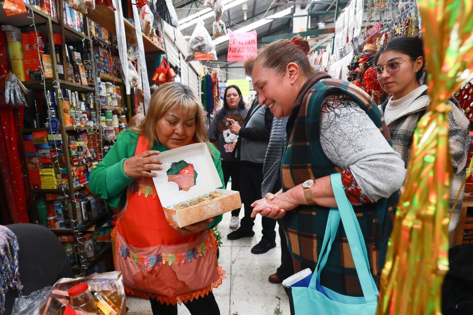 Manzanas rojas para el romance, amarillas para el dinero y verdes para el empleo; la cromatoterapia se hace presente en los rituales de Año Nuevo. Foto Alejandro Vargas / El Universal
