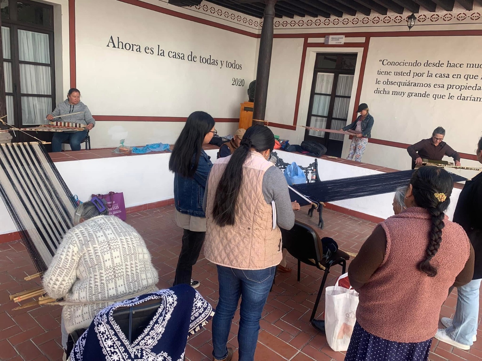 El uso de materiales como la lana hilada a mano y los tintes naturales enriquece la experiencia de aprendizaje y conecta a los participantes con las técnicas ancestrales. Foto Michelle Sánchez