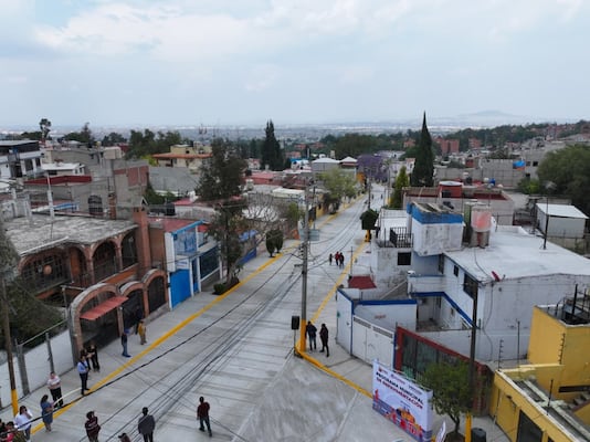 Repavimentan la calle con más baches y destrozada de Ecatepec
