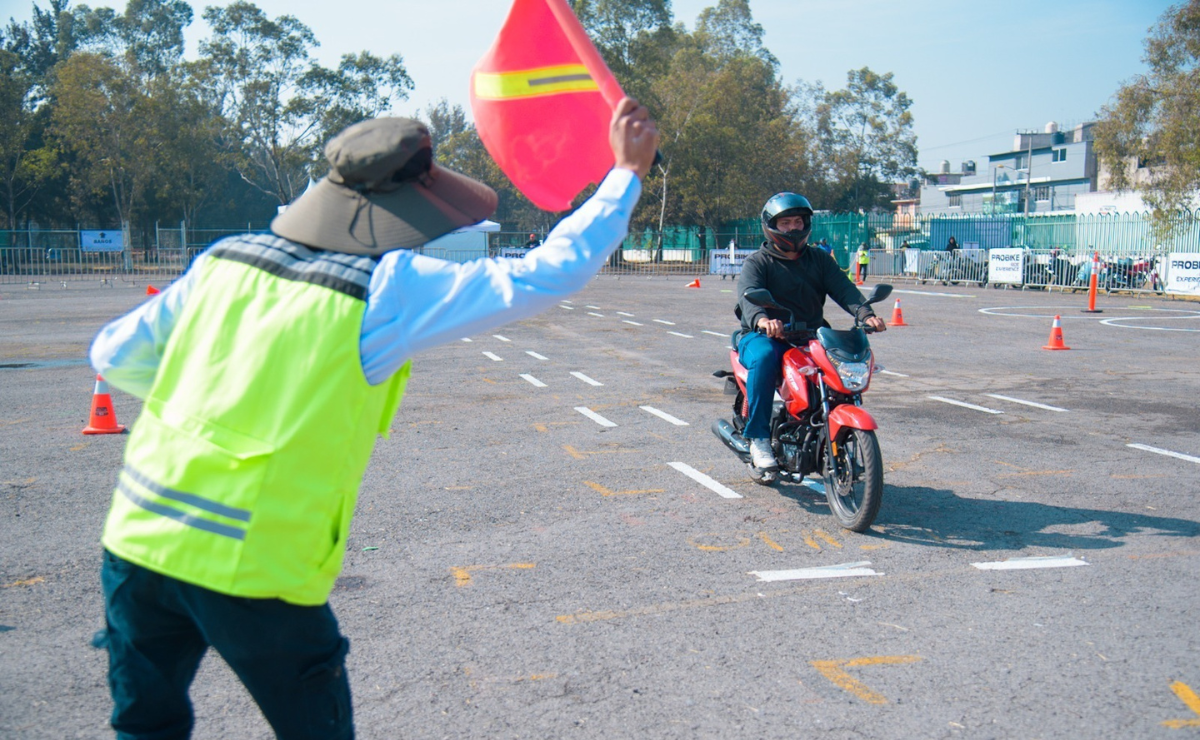 Motociclistas realizan ejercicios de evaluación como parte del proceso de certificación requerido para obtener la licencia en el Edomex Foto: Especial