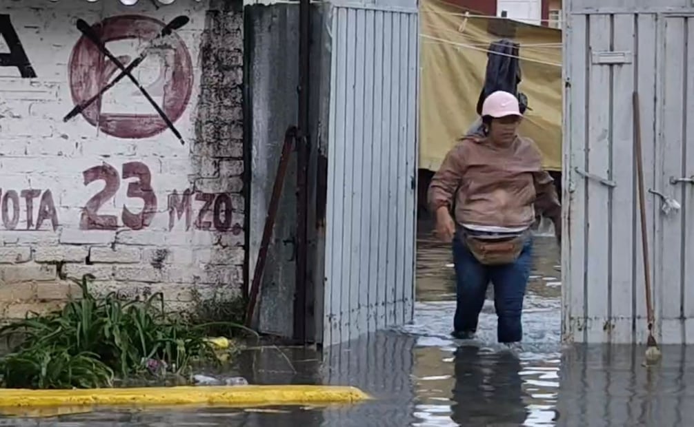 El Bulevar Cuauhtémoc presentó severos encharcamientos que dificultaron el paso de automovilistas y peatones. Foto Especial