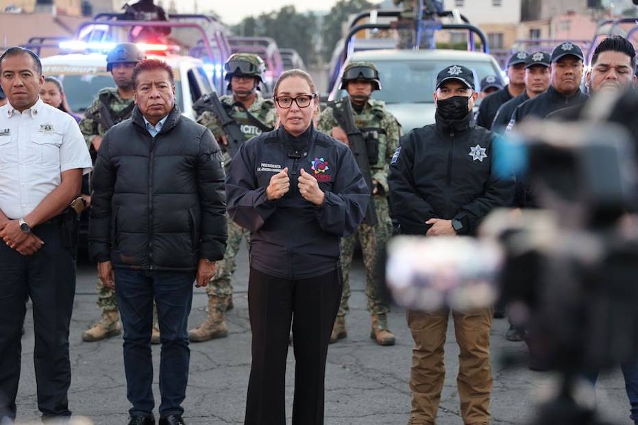 La alcaldesa, Azucena Cisneros Coss, dio el banderazo de salida a los convoyes que refuerzan la vigilancia en colonias y centros comerciales además de que incluye acompañamiento bancario a cuentahabientes. Foto: especial