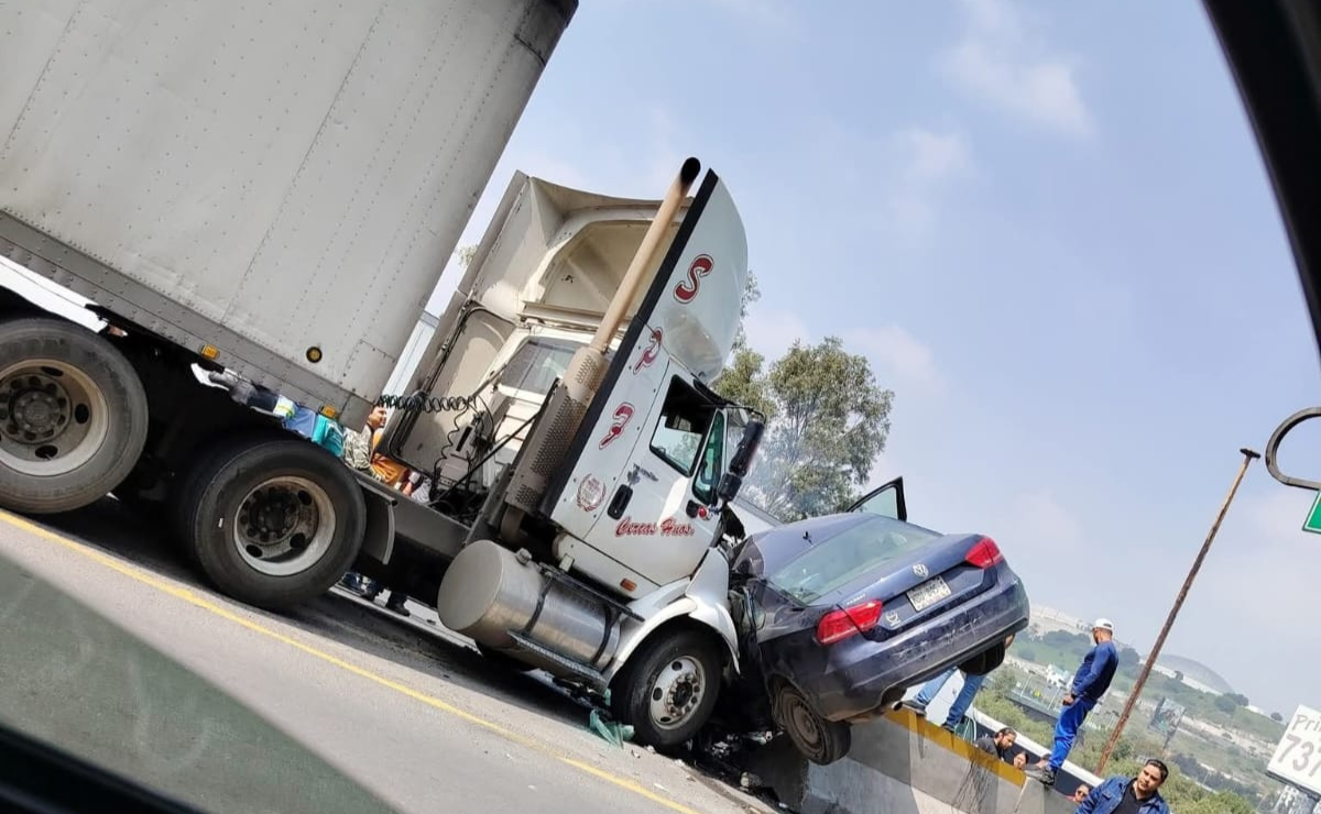 Sobrevivientes en la México-Querétaro: Así quedó un vehículo tras ser impactado por un tráiler, un incidente que movilizó a los servicios de emergencia en Cuautitlán Izcalli. Foto: Especial