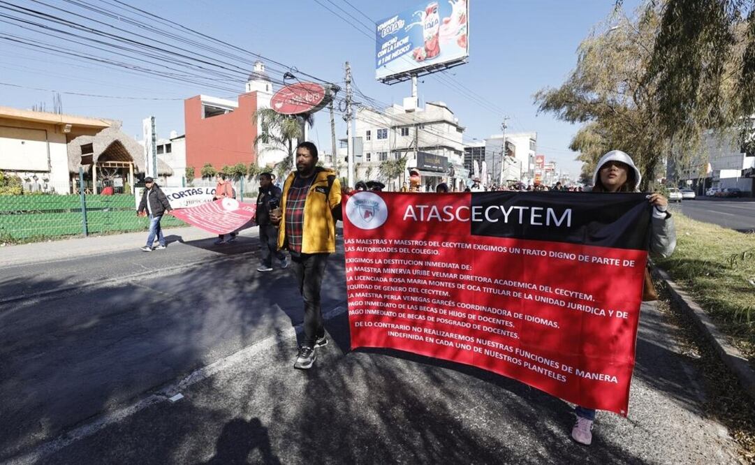 El grupo de manifestantes pidió al director del CECYTEM, Joel Cruz Canseco que se les dé solución a sus demandas. Foto: Jorge Alvarado.