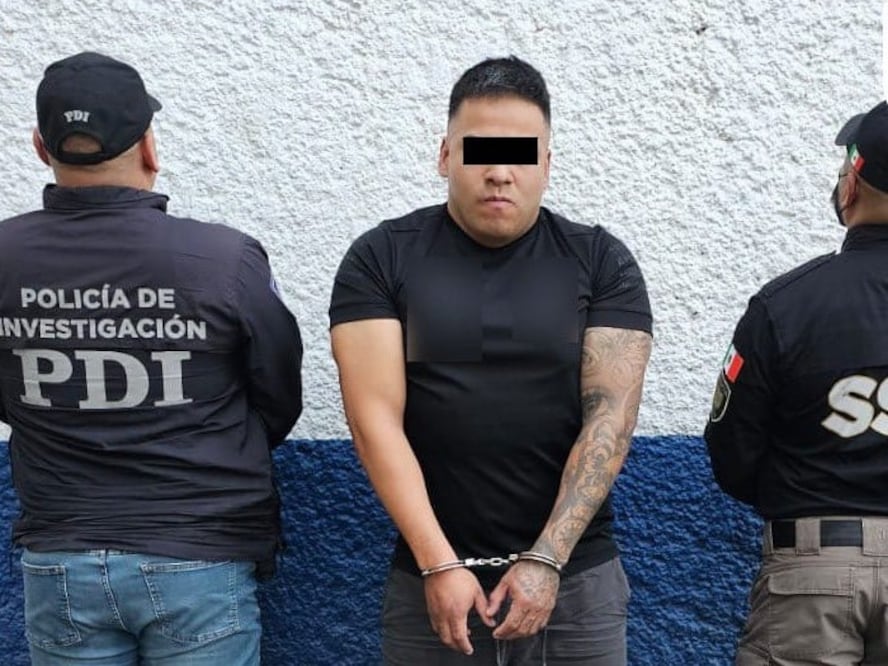 ergio “N”, alias “El M24”, es custodiado por agentes de la Policía de Investigación tras su detención en el Estado de México. Foto Especial