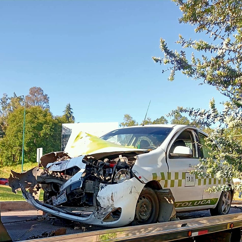 Taxista choca contra camión accidentado en Toluca tras no alcanzar a frenar /Foto Claudia Rodríguez
