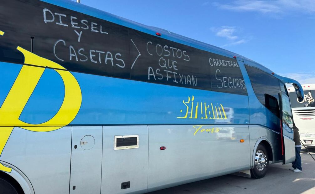 Unidades de HAMOTAC apostadas en el Circuito Exterior Mexiquense durante la movilización nacional. Foto Especial