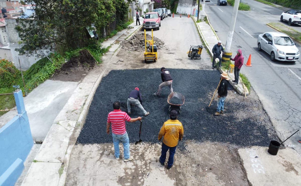 Las cuadrillas realizaron trabajos de bacheo con el sistema en caliente sobre la calle Río Papaloapan y en la Cerrada de Juventino Rosas en Toluca. Foto: Especial