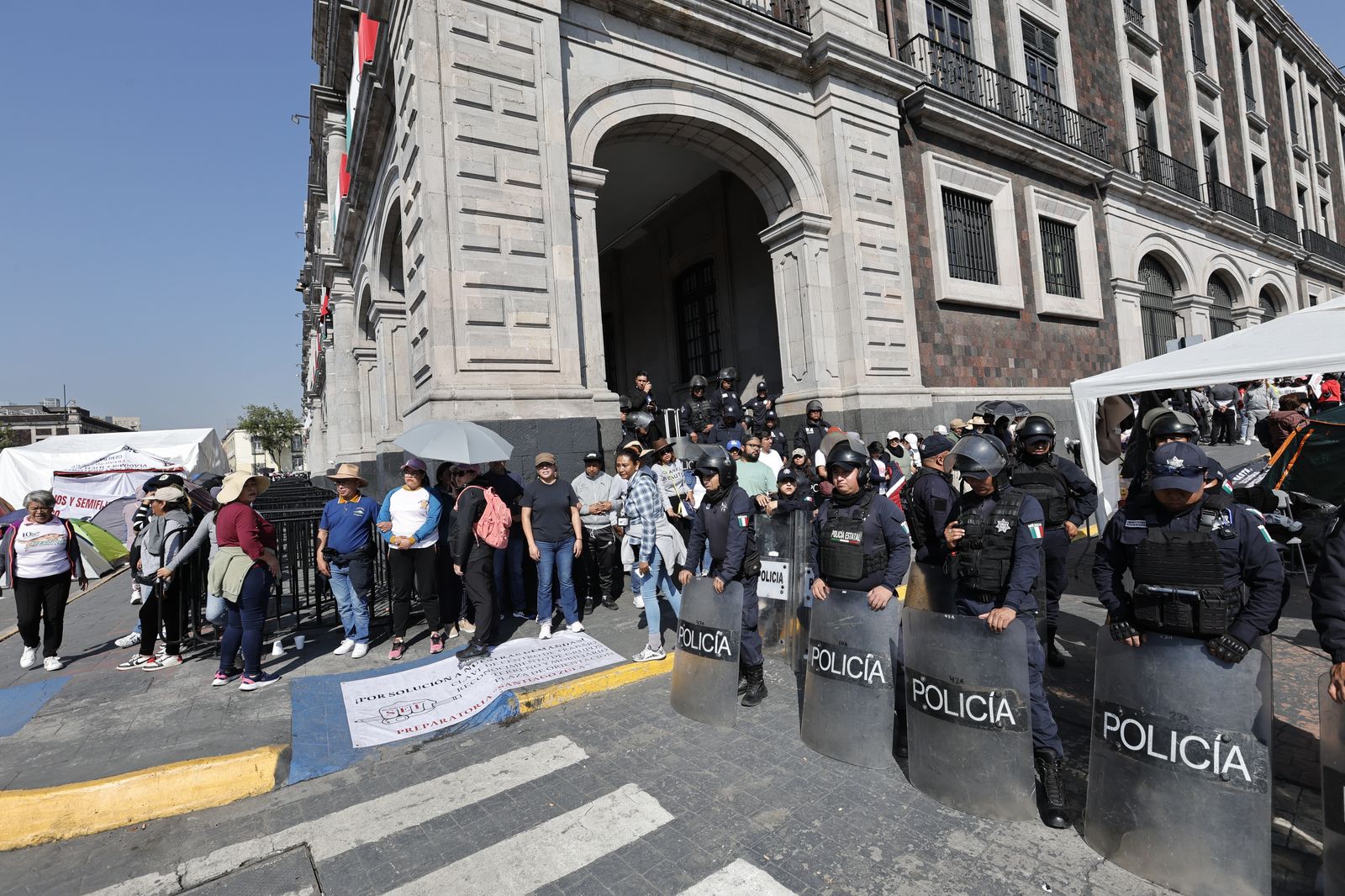 Al iniciar la manifestación, los quejosos rodearon con granaderos y entablaron contacto a través del subsecretario de Gobierno. Foto: Jorge Alvarado / El Universal Estado de México