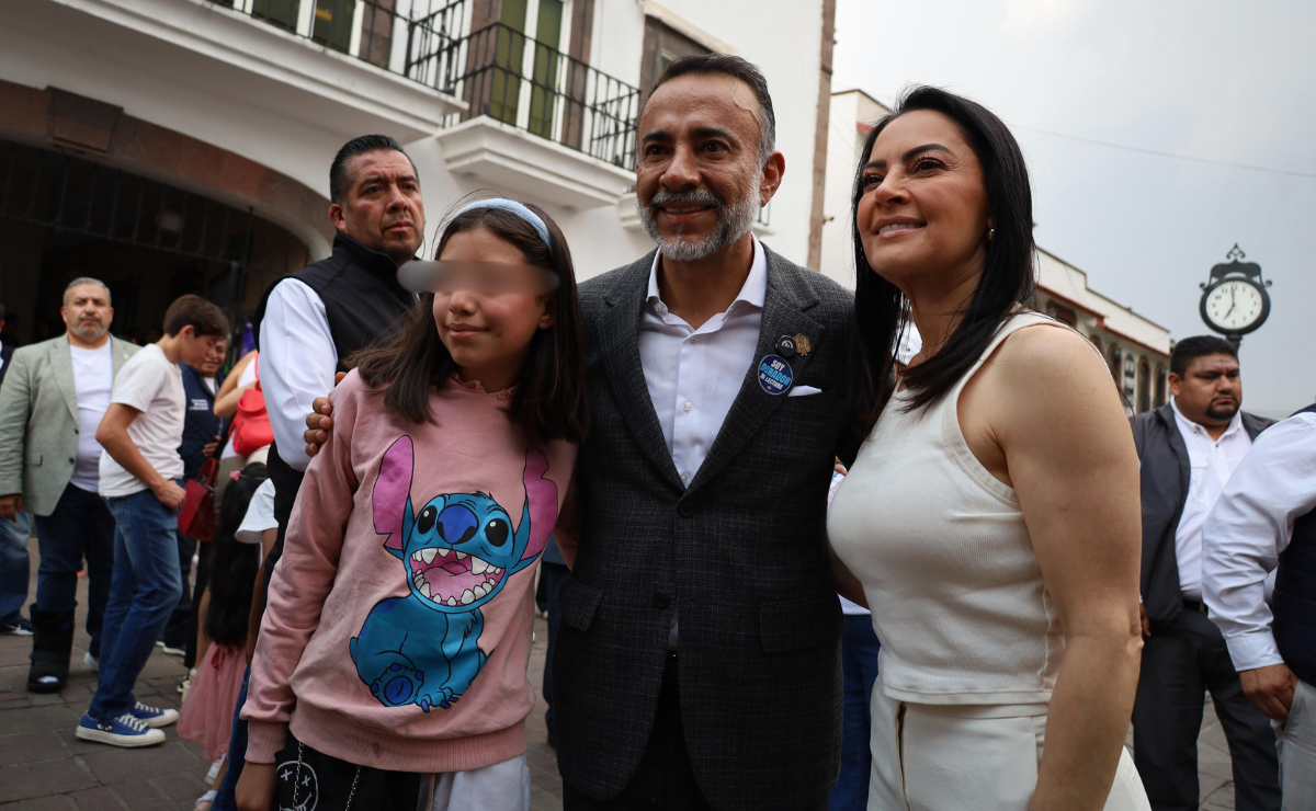 El alcalde Fernando Flores Fernández y la presidenta del DIF dieron inicio a la kermés infantil en Metepec. Foto: Especial