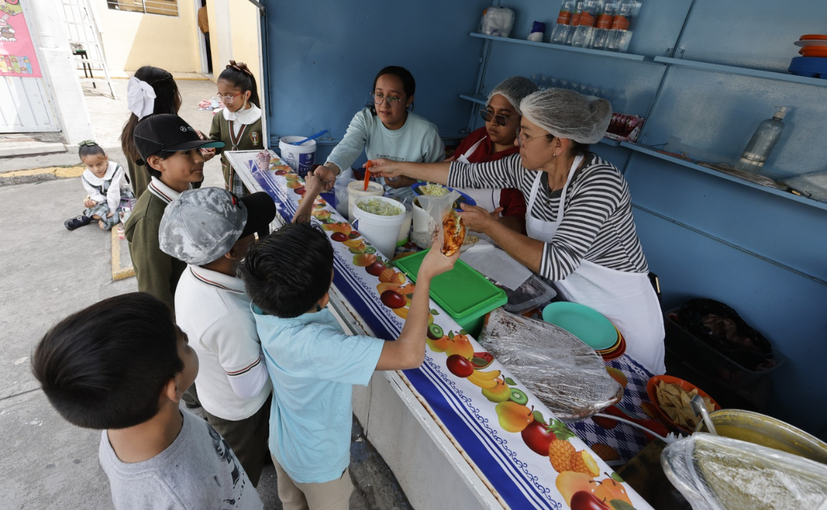 Madres del Edomex y el reto de equilibrar la salud de sus hijos con el presupuesto familiar tras la prohibición de la comida 'chatarra' escolar. Foto: Jorge Alvarado