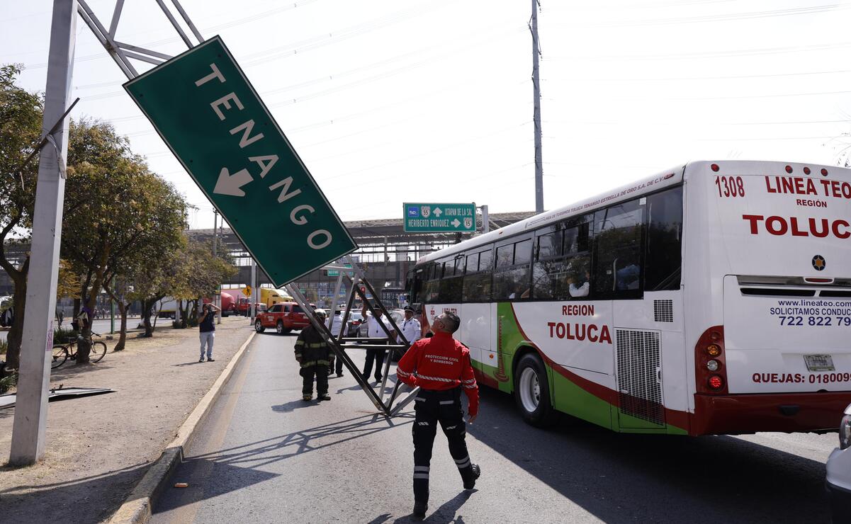 Toluca: Tráiler derriba estructura metálica en plena Avenida Pino Suárez