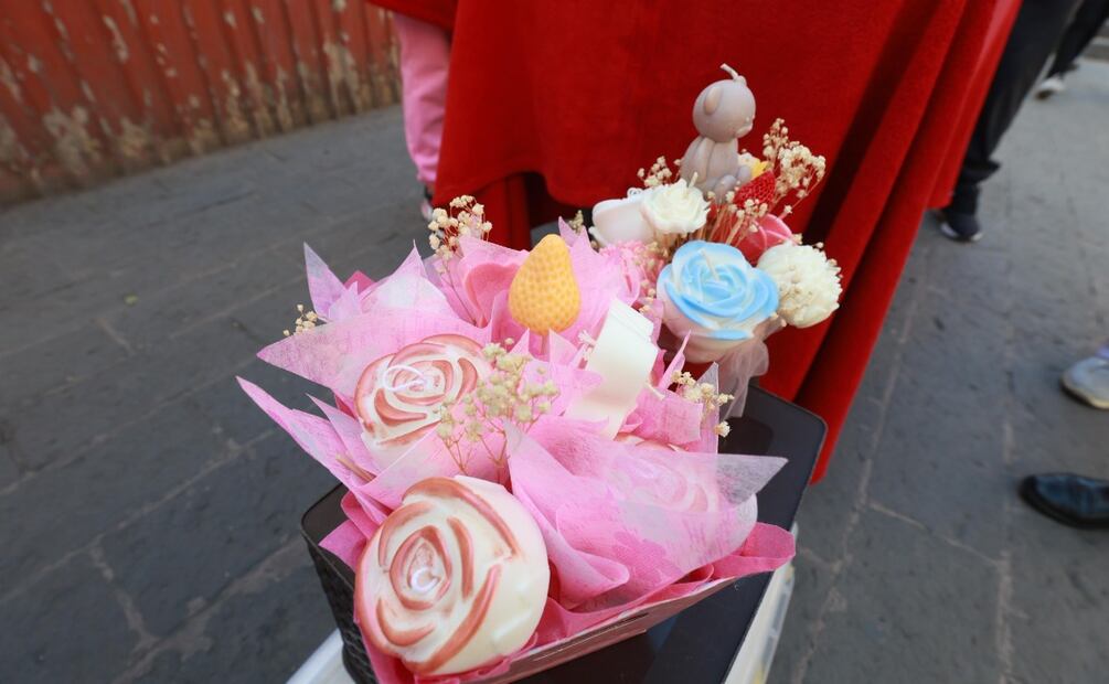 Una opción para regalar serás las flores artificiales o elaboradas con distintos materiales. Foto Alejandro Vargas / El Universal