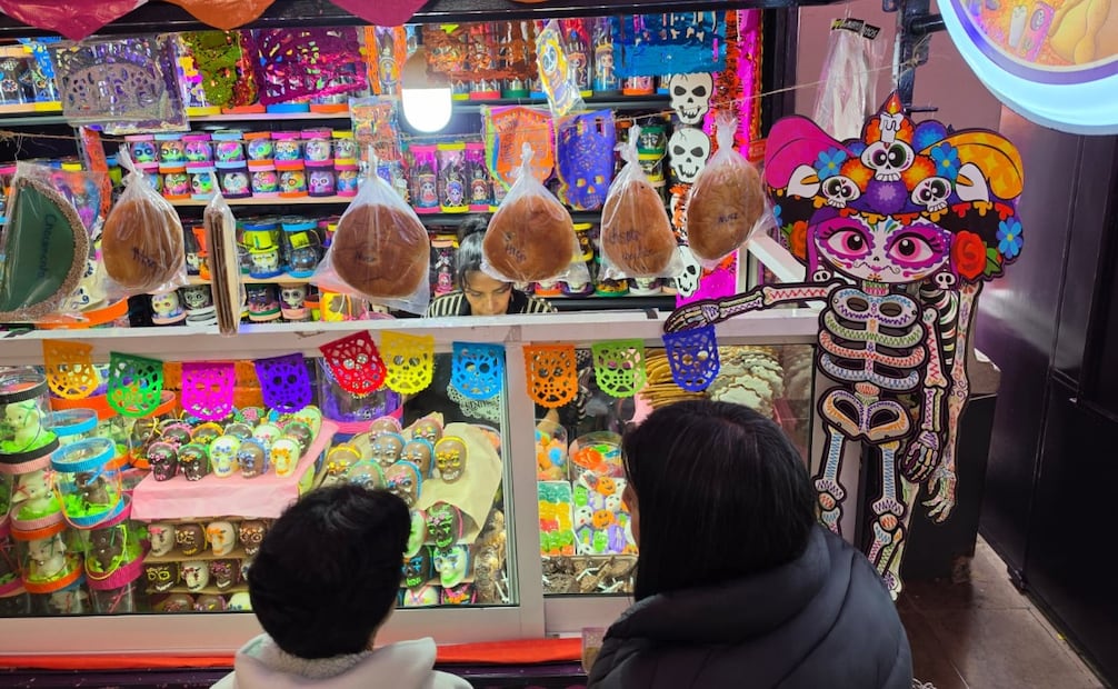 Las familias dedicadas a la venta de alfeñique esperan duplicar sus ventas durante la semana previa al Día de Muertos. Foto Claudia Rodríguez / El Universal