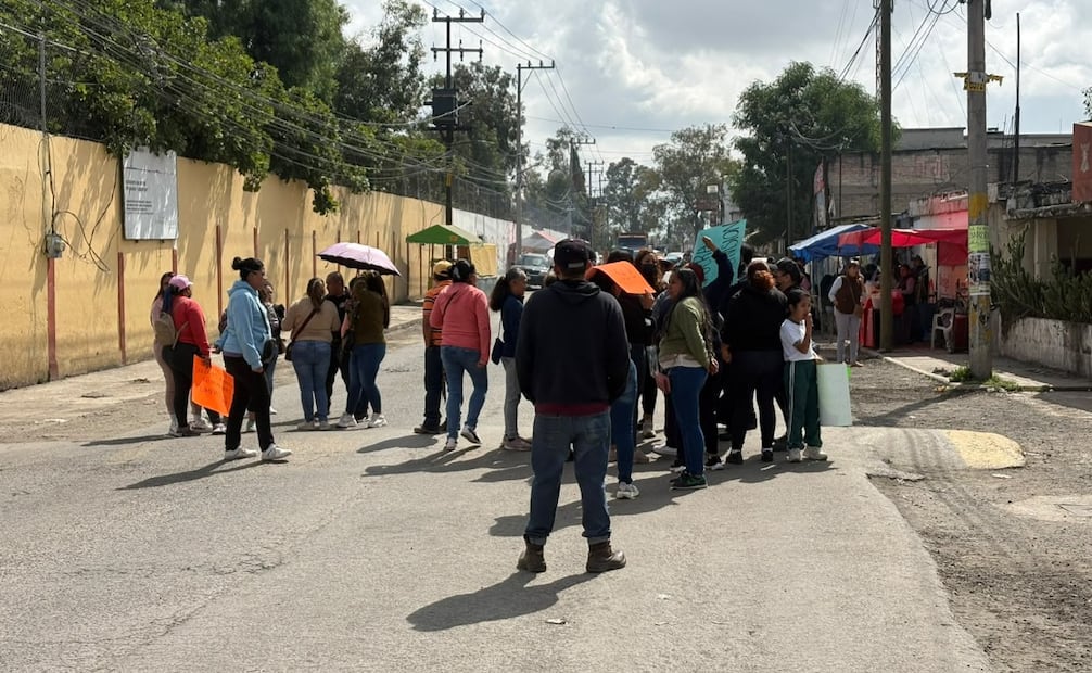 Madres de familia protestaron por presuntos hostigamientos de una supervisora escolar. Arturo Contreras / El Universal
