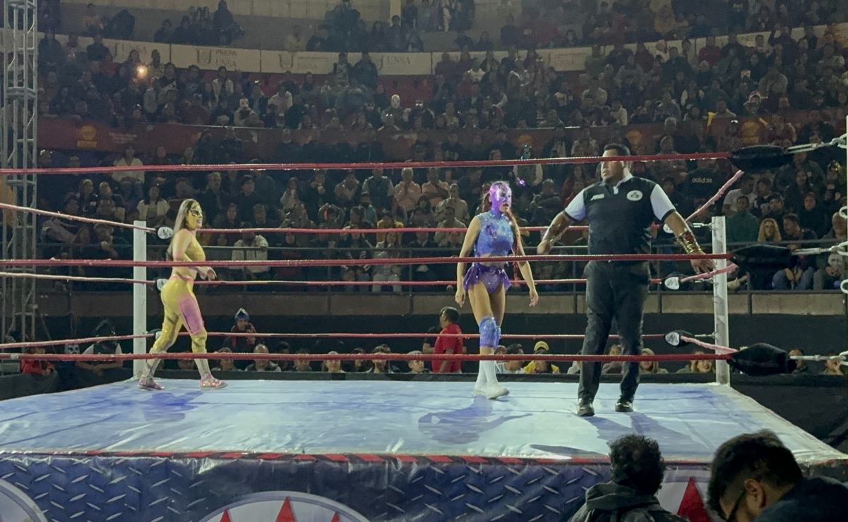 La cartelera también tiene una lucha de mujeres, donde Reina Dorada se enfrenta a Dalys La Caribeña y Centella. Foto: Roberto Guerrero / El Universal Estado de México