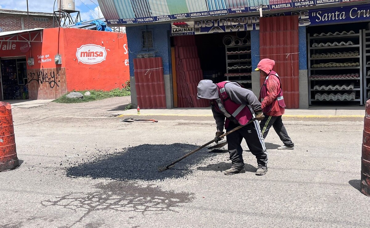 La cuadrilla de la Junta Local de Caminos del gobierno del Estado de México comenzó con las labores de bacheo. Foto: Arturo Contreras