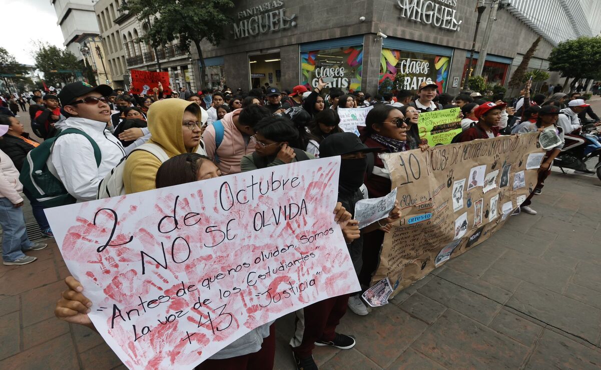 Recuerdan en Toluca el Movimiento del 68 y exigen justicia para los normalistas de Ayotzinapa