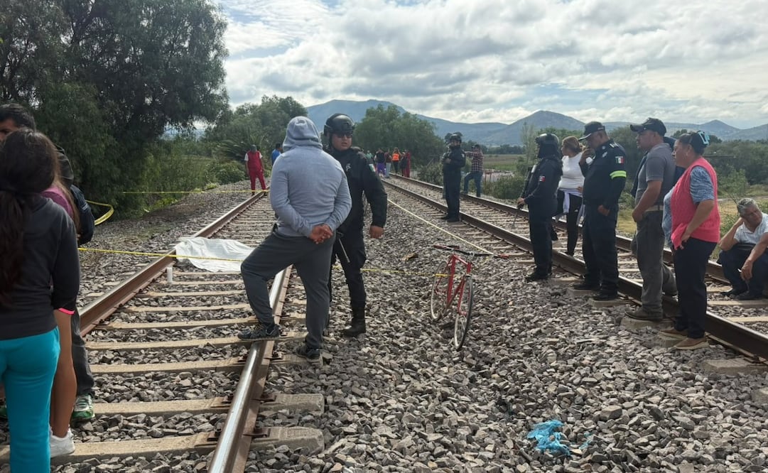 Elementos de la Policía Municipal y estatal acordonaron la zona del trágico accidente en las vías férreas. Foto Especial